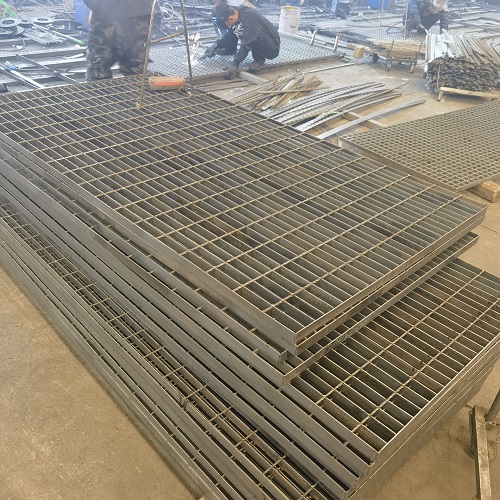 高空作業(yè)平臺專用鋼格板：安全承重設(shè)計全解析！